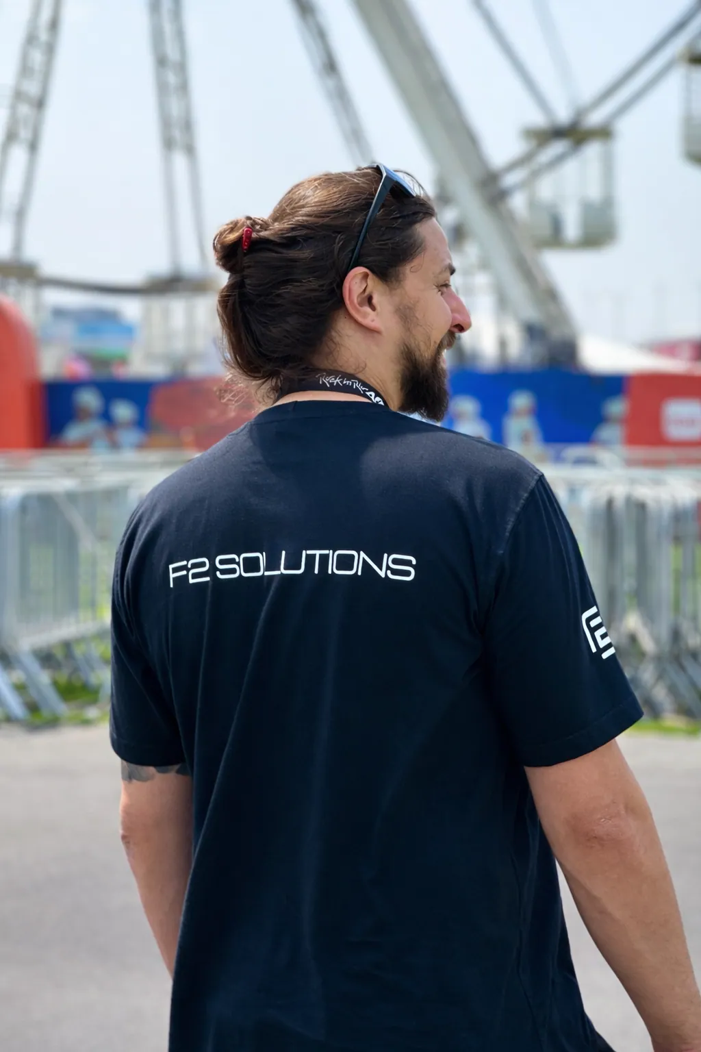 Integrante da equipe F2 Solutions de costas em um evento